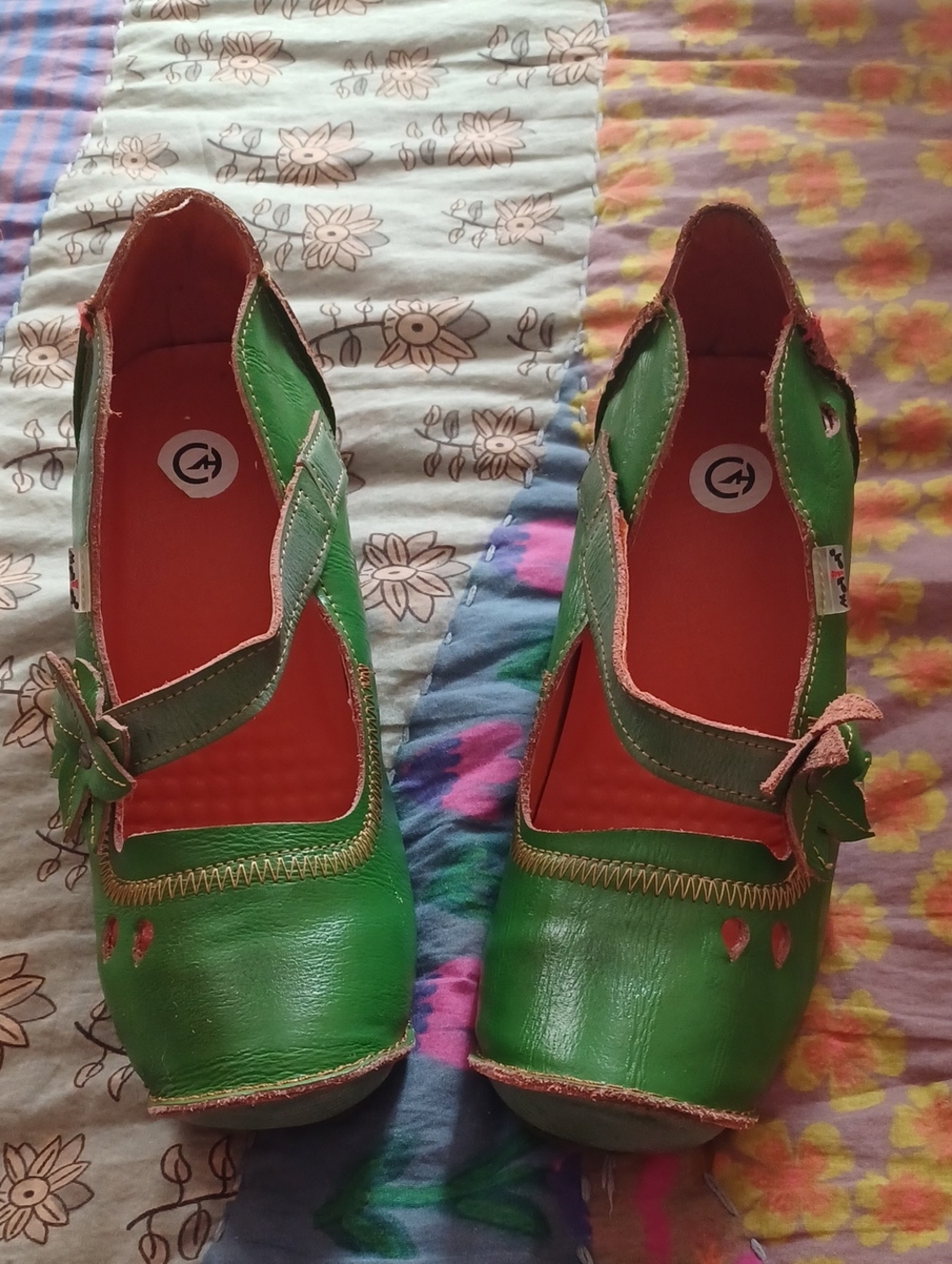 Source Unknown Green Leather Mary Jane Flats with Orange Insole and Bow